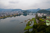Вид с верхнего этажа замка на реку Кисо и железнодорожный мост