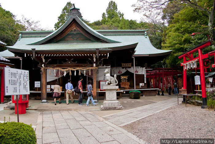 Храм Инари у подножья замка Инуяма, Япония