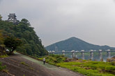 Замок и кошмарный атомобильный мост с набережной Кисо-гава