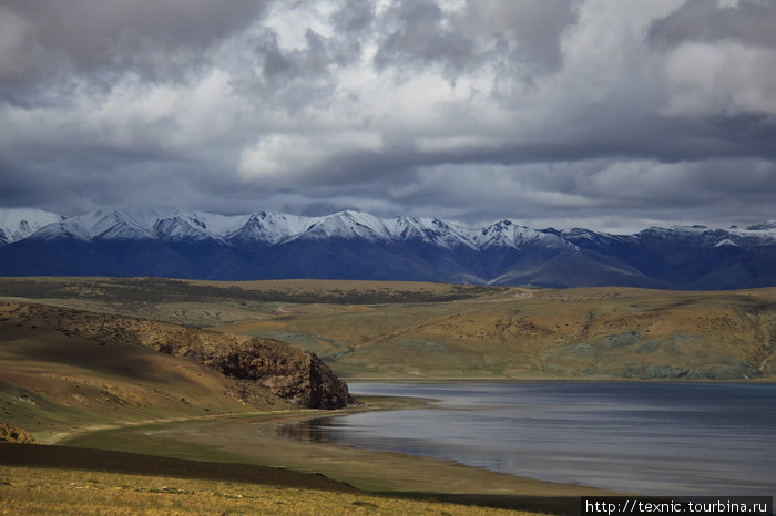 оз. Манасаровар. Горы на заднем плане — транстибетский хребет, к котором относится и Кайлаш Тибет, Китай