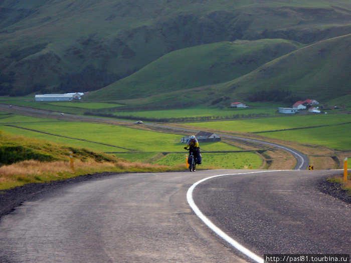 А вот и въезд на вершину! Дальше — головокружительный спуск, в Вик. Камера зафиксировала превышение скорости у нас — 64 км/ч, вместо 60-ти. Хорошо хоть штраф не выписали :) Южная Исландия, Исландия