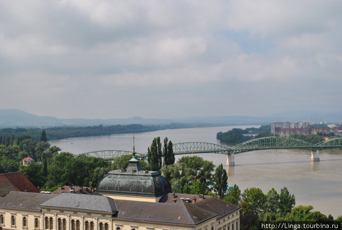 Вид на квартал Визиварош, мост Марии-Валерии между Венгрией и Словакией Эстергом, Венгрия