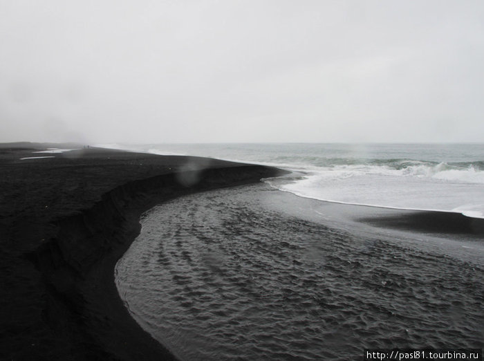Хотя здесь пляжи отличаются своей суровой красотой: свинцовые волны накатывают на черный песок. Нереальный пейзаж, какой-то инфернальный. Заставляет задуматься о вечном. Особенно, в такую погоду. Южная Исландия, Исландия