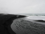 Хотя здесь пляжи отличаются своей суровой красотой: свинцовые волны накатывают на черный песок. Нереальный пейзаж, какой-то инфернальный. Заставляет задуматься о вечном. Особенно, в такую погоду.