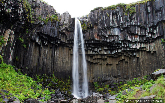 здешними чудесами. Водопад Свартифосс. Очередная архитектурная прихоть природы. Хоть водопад и не самый большой, но этот нереальный базальтовый свод! Южная Исландия, Исландия