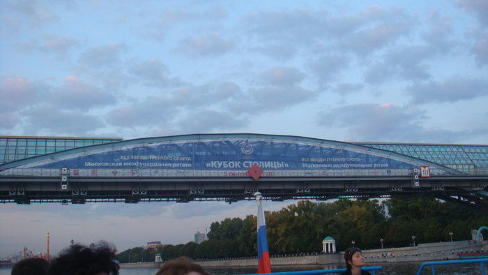 Мост у парка Горького. Вдали на берегу виднеется беседка, уж очень похожая на ярославскую. Москва, Россия