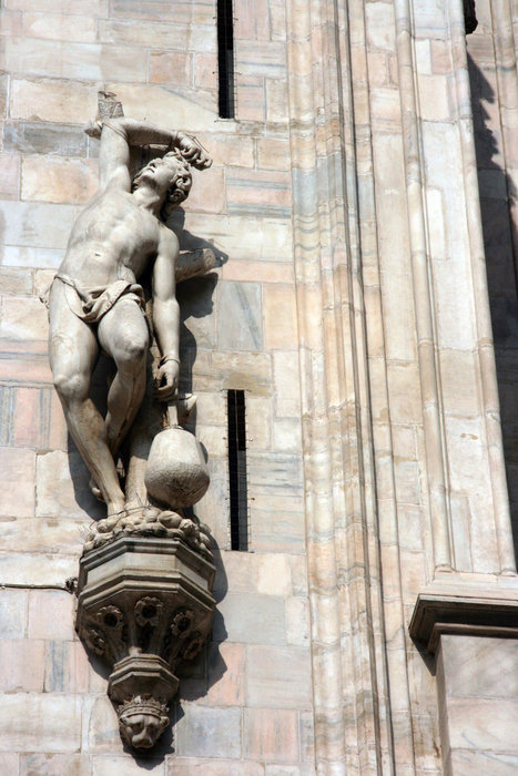 одна из трех тысяч скульптур Милан, Италия