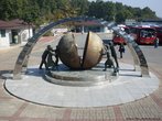 На площади перед въездом в тоннель стоит очень оригинальный памятник, символизирующий стремление к объединению Кореи – две половинки шара с контурами Северной Кореи на одной и Южной на другой, которые толкают друг к другу граждане обеих стран.