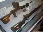 Здесь же есть неплохой музей с коллекцией оружия времен гражданской войны. Не удивительно, что большинство оружия, которым воевали северо-корейцы, – наше.