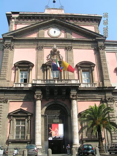 Фасад музея Неаполь, Италия