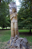 Вырезанная из дерева статуя солдата