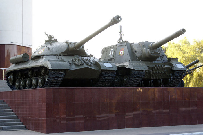 Танк и самоходная артиллерийская установка перед входом в диараму Огненная дуга Белгород, Россия