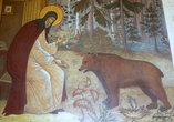 Внутри ворота украшены фресками, рассказывающими о жизни Сергия Радонежского.