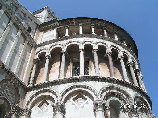 Возле стен Пизанского собора Пиза, Италия