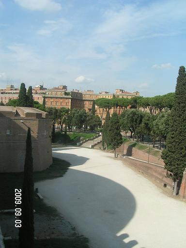Подходы к стенам, как и положено, расчищены, а за деревьями скрывается ров Рим, Италия