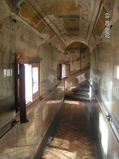 Фрески коридора заботливо прикрыты стеклом о шаловливых ручек посетителей Рим, Италия