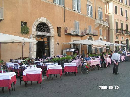 Столики кафе обрамляют площадь Рим, Италия