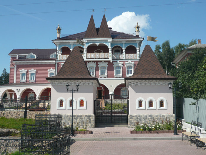 Отреставрированный купеческий дом-новодел Ярославская область, Россия
