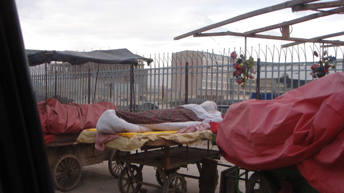 Кабул. 
Где торгуют, там и спят. Это продавцы овощей на одной из улиц. Афганистан