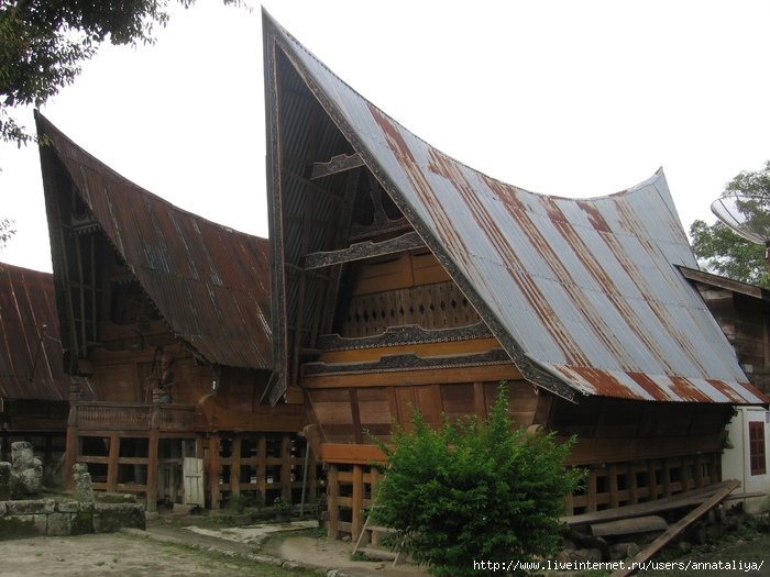 в отличии от батаков-каро, батаки-тоба дома с такими вот оригинальными крышами строят до сих пор. Правда, покрывают их теперь металлом. Индонезия
