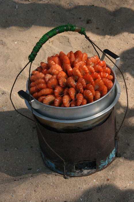 креветки, продающиеся на пляже Паттайя, Таиланд