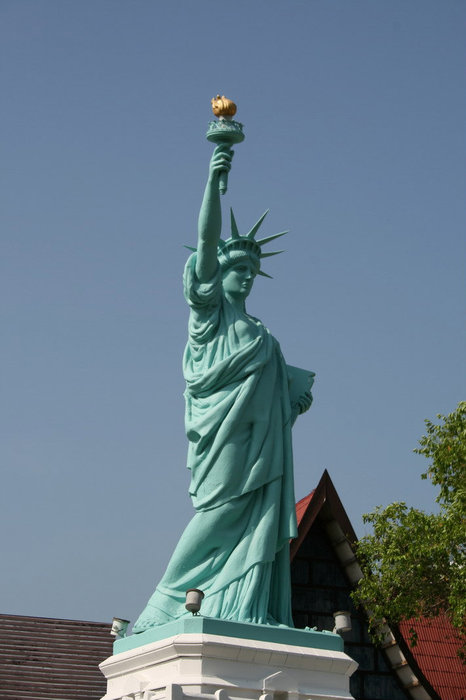 уменьшенная копия статуи свободы Паттайя, Таиланд