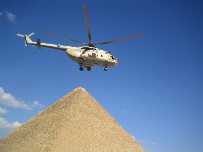 вертолет над пирамидами Гиза, Египет