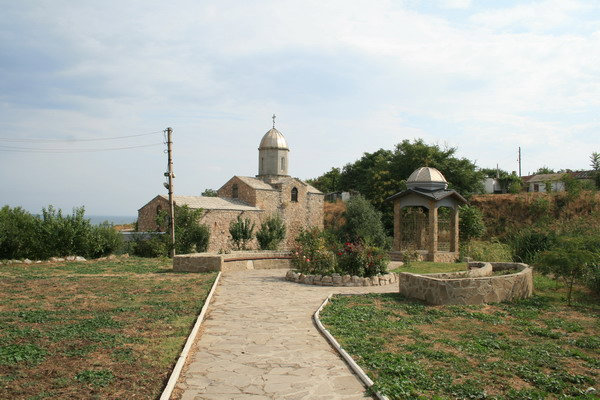 Армянский храм рядом  с крепостью, на территории которого похоронен И.К.Айвазовский Феодосия, Россия