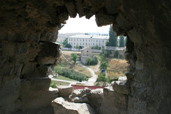 Сквозь стены крепости виден город Феодосия, Россия