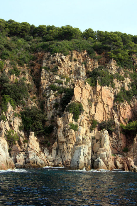 скалистый берег между Ллорет-де-Мар и Тосса-де-Мар Тосса-де-Мар, Испания