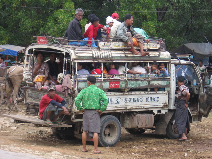 Затем я отправилась в город Баго. Находится он в трех часах езды от Голден Рока, и ехала я на обычном автобусе. Но, вообще, между городами, которые расположены недалеко друг от друга, в Мьянме ездят пикапы. Вот такие! :) Мьянма