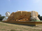 Баго у нас славится плодами буддистской гигантомании. Там находится самая высокая в мире ступа и самый большой в мире лежащий Будда. Вот он!