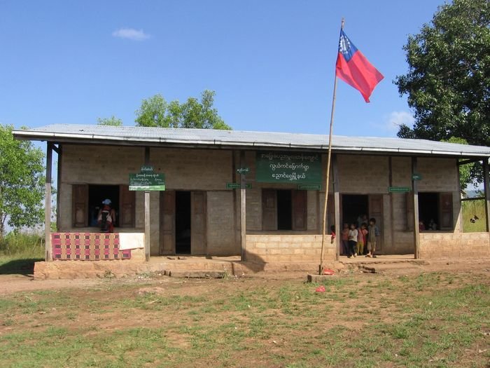 В больших деревнях есть школы. Мьянма