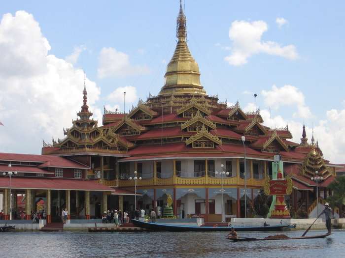 У интов есть своя пагода на воде. Называется она Паундоу. Мьянма