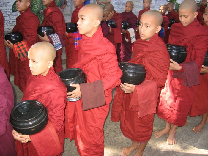 ...и монастырь, где я попала на монашескую трапезу. Монахи и их ученики выстраиваются с гошочками в два ряда и по очереди подходят к огромным котлам с рисом. Мьянма