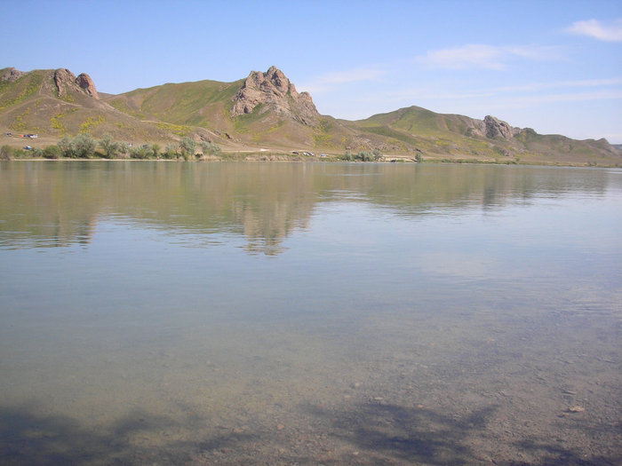 Река Или, крепость находится на этом берегу. Капчагай, Казахстан