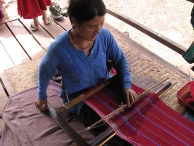 Женщина народности палаунгов за ткачеством Мьянма