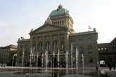 фонтан перед зданием Парламента