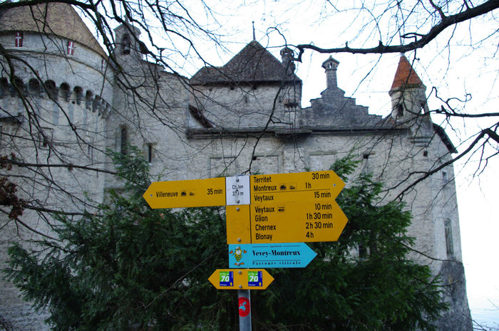 Указатель напрвлений от замка и время хотьбы до определенных пунктов Монтрё, Швейцария