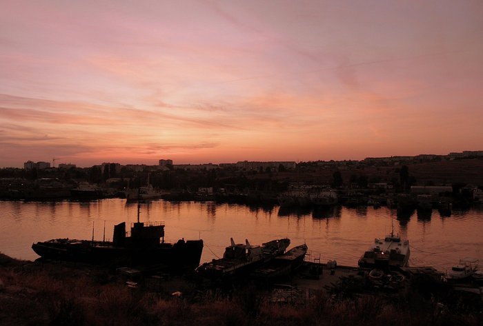 рассвет над бухтой Севастополь, Россия
