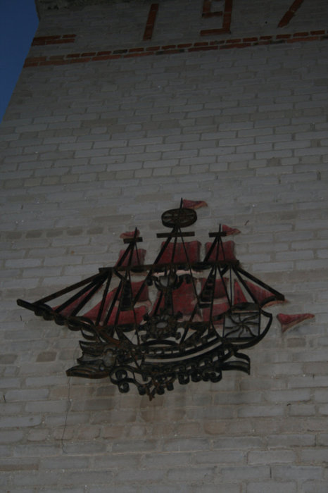 Алые паруса — один из символов Старого Крыма, такие кораблики можно увидеть на магазинах и домах Старый Крым, Россия