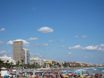 Городской пляж переполнен, как и во всей Испании