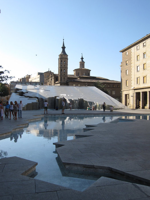 Оригинальный фонтан на городской площади Сарагоса, Испания