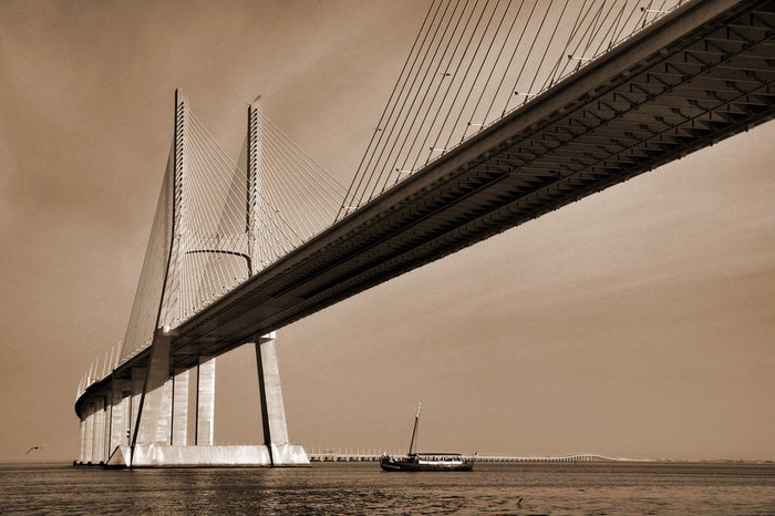 Знаменитый мост ,,25 de Abril,, Келуш, Португалия