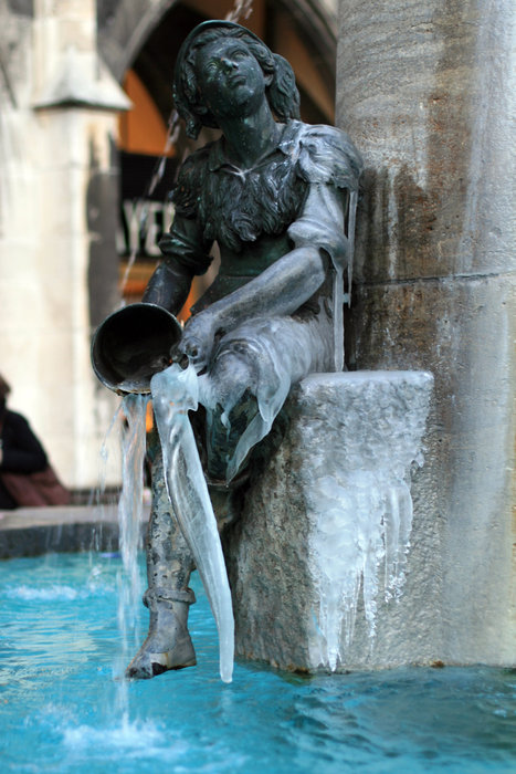 фонтан на Ратушной площади в Мюнхене
