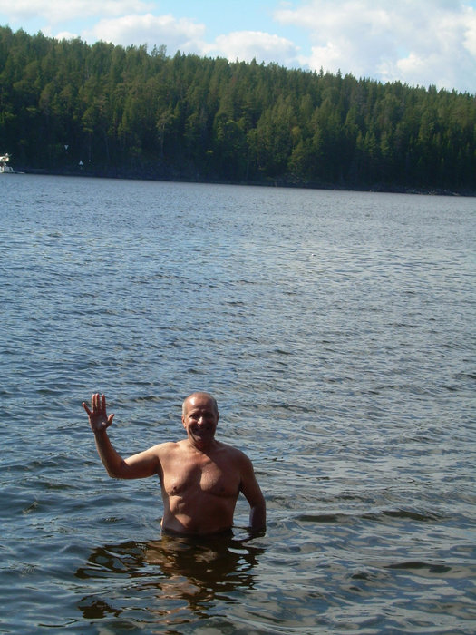 А вот в Ладожском озере искупаться можно, но вода холодная. Валаам, Россия