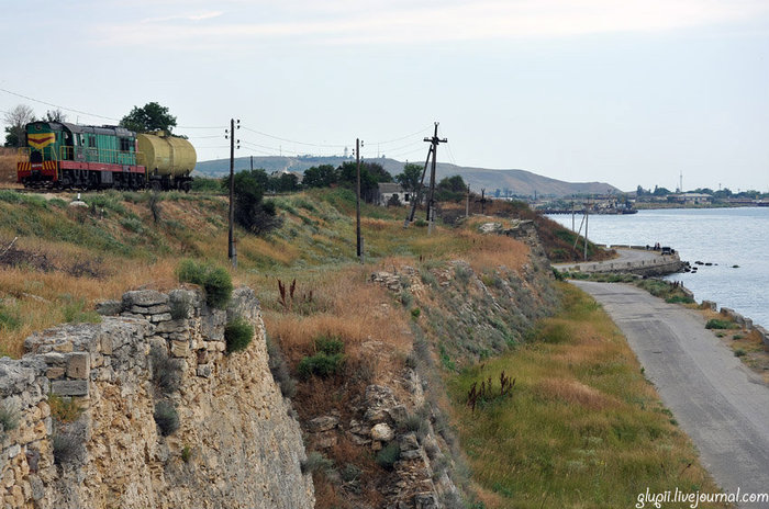 Непосредственно по территории крепости проложена железная дорога от Керчи в сторону переправы порта Крым. Вибрация в результате движения поездов создает угрозу постепенного разрушения памятника.