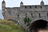 Крепостные ворота и остатки стен. Сейчас на территории крепости пасутся козы и бродят редкие туристы.