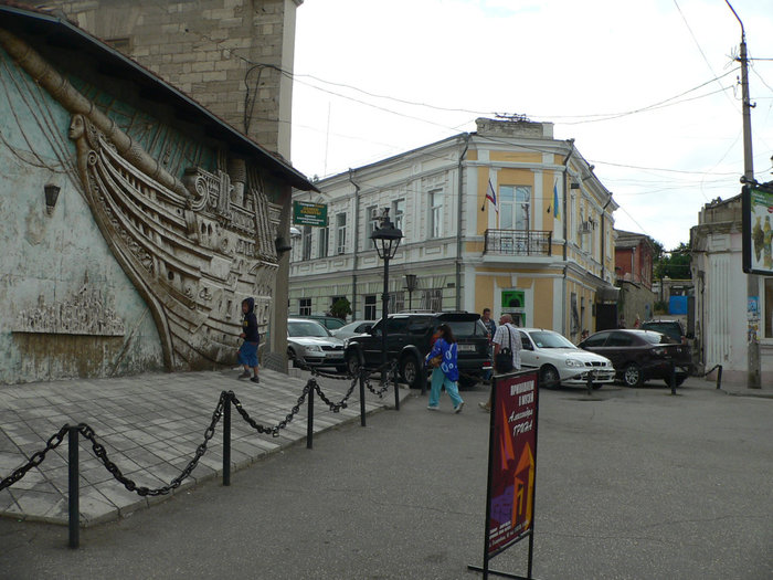 А здание музея украшает панно Бригантина Феодосия, Россия