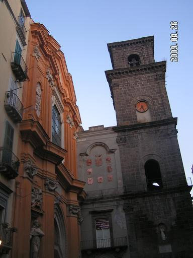 Фасад и колокольня сбоку Неаполь, Италия